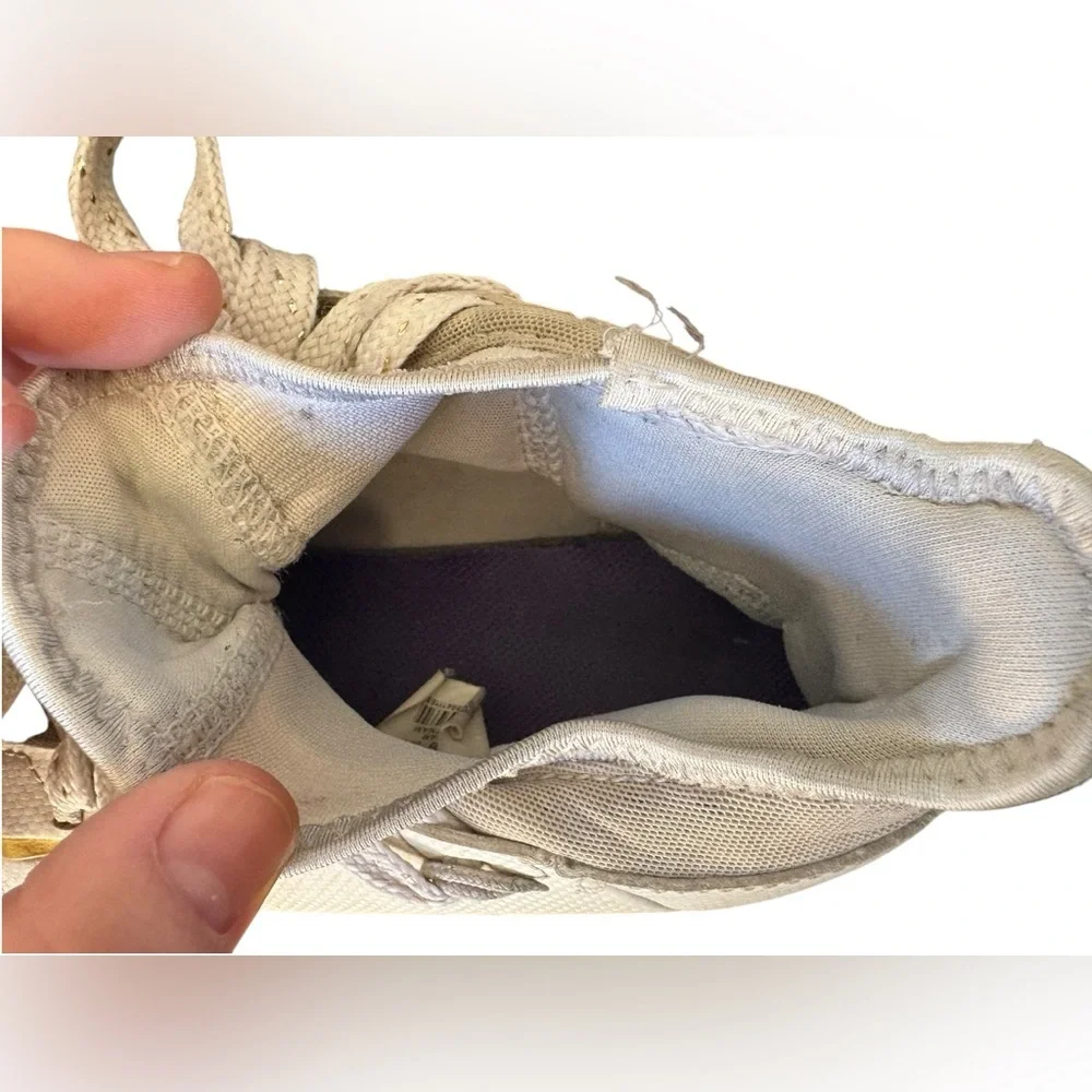 SOLD
NIKE ALPHA HUARACHE 6 ELT TF LAX LE SIZE 9 White, gold & purple shoes - Picture 9 of 15